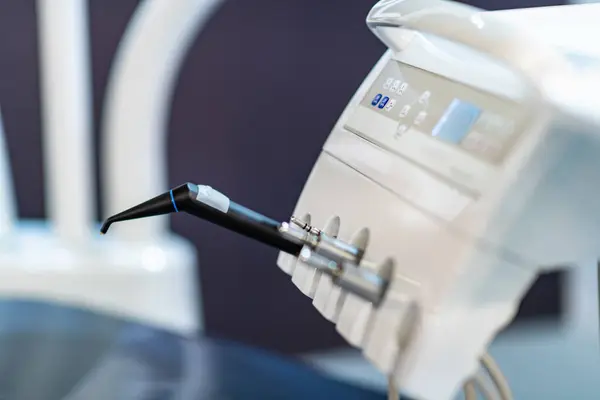 Cadeira Dentista Pia Console Com Equipamentos Uma Clínica Odontológica Moderna — Fotografia de Stock