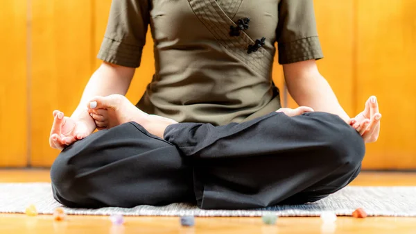 瞑想する女性 ロータスポジションに座る — ストック写真