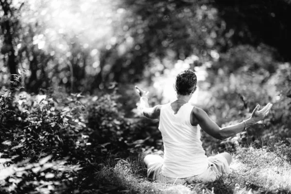 Collegamento Con Natura Meditazione Mindfulness Una Donna Memore Che Medita — Foto Stock