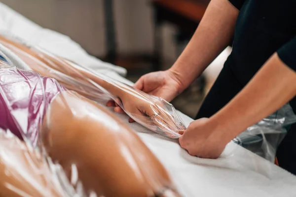 Antycellulitowa Terapia Próżniowa Ręce Nogi Kobieta Leżąca Stole Masażu Centrum — Zdjęcie stockowe
