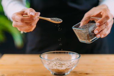 Chia tohumları, yağlar, proteinler, mineraller, vitaminler ve besin lifleri açısından zengin süper yiyecekler.