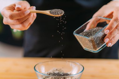 Chia tohumları, yağlar, proteinler, mineraller, vitaminler ve besin lifleri açısından zengin süper yiyecekler.