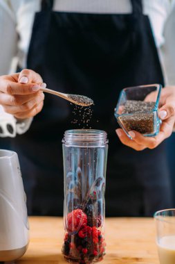 Chia Tohum ve Böğürtlenlerle Sağlıklı Titreşim Yapan Kadın