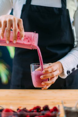 Superfood - Blender 'da Sağlıklı Titreşim Yapan Kadın