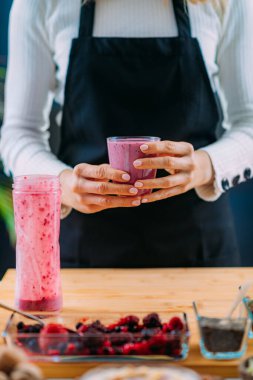 Superfood - Blender 'da Sağlıklı Titreşim Yapan Kadın