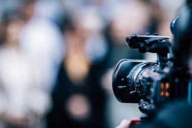 TV Kamerası Siyasi Mitingi Kaydediyor 