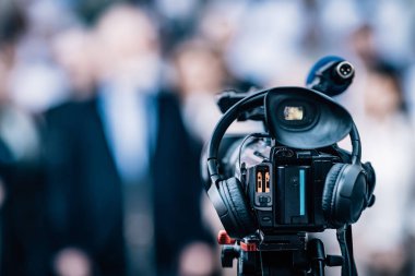 TV Kamerası Siyasi Mitingi Kaydediyor 