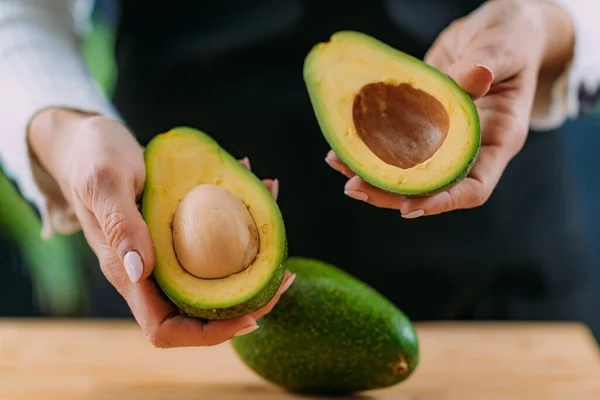 Taze Organik Avokado Taşıyan Bir Kadın Tek Yağlı Vitaminli Mineralli — Stok fotoğraf