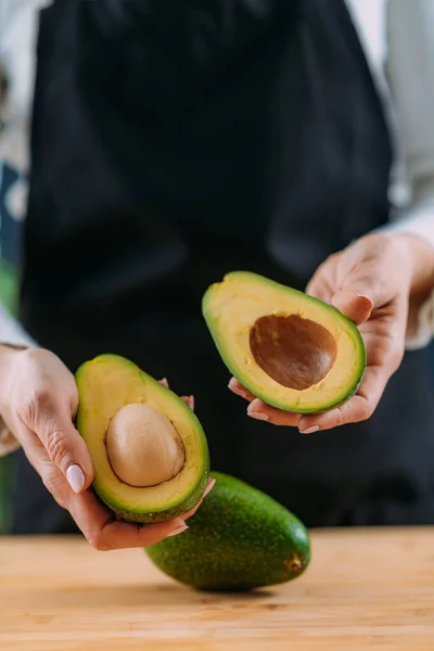 Vrouw Met Verse Biologische Avocado Superfood Rijk Aan Monosaturaat Vitaminen — Stockfoto