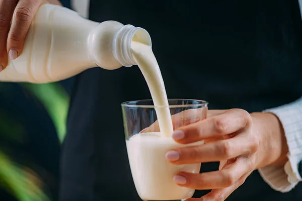 Mulher Derramando Kefir Vidro Uma Bebida Saudável Superalimentos Lácteos Fermentados — Fotografia de Stock