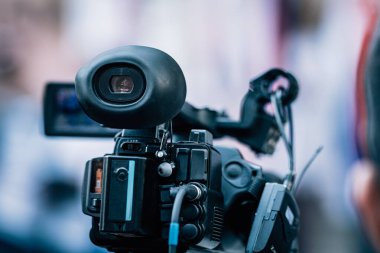 TV Kamerası Siyasi Mitingi Kaydediyor 