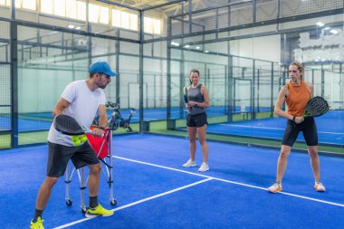 Beceri geliştirmek için kapalı alanda Padel koçluğu. Profesyonel rehberlik. Kapalı Padel Eğitimi
