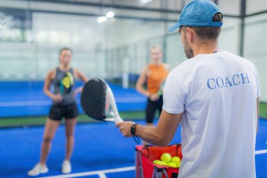 Bir Kapalı Alan Padel Eğitiminde İki Oyuncu İçin Kişisel Oturumlar