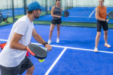 Beceri geliştirmek için kapalı alanda Padel koçluğu..  