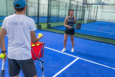 Becerilerini kapalı alanda Padel eğitimiyle tazele. Oyuncular için uzman antrenörlüğü