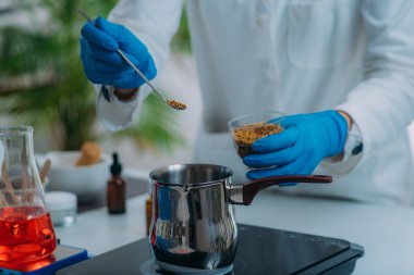 Bee Propolis ile Güzellik Kremi Yapan Eczacı