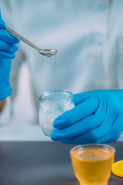 Güzellik kremi olarak Bal Kullanan Eczacı