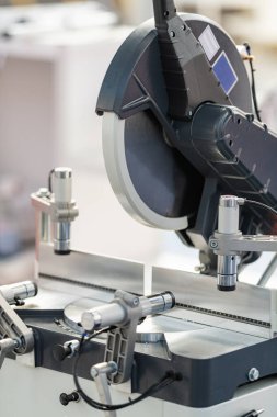 Taşınabilir Kesme Makinesi Alüminyum, Plastik ve Ahşap İşlemlerini Kesmek İçin Kullanılıyor.