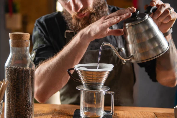 Skilled Barista Using Kalita Wave Dripper Coffee Maker Create Meticulously — Stock Photo, Image