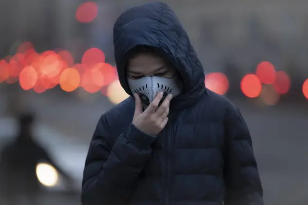 Young Person Wearing Pollution Mask Polluted Air City Street — Stock Photo, Image