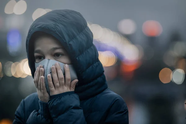 Luftföroreningar Barn Bär Luftföroreningar Mask Stadsgata Med Dålig Luftkvalitet — Stockfoto