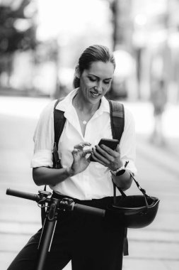 Elektrikli Scooter 'lı İşkadını Portresi