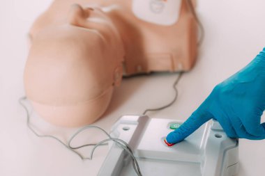 AED ilk yardım resüsitasyon kursu. İlk yardım kursunda AED kullanarak hayat kurtarma becerileri
