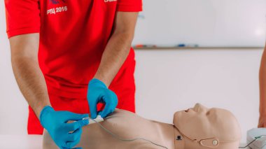 AED ilk yardım resüsitasyon kursu. İlk yardım kursunda AED kullanarak hayat kurtarma becerileri