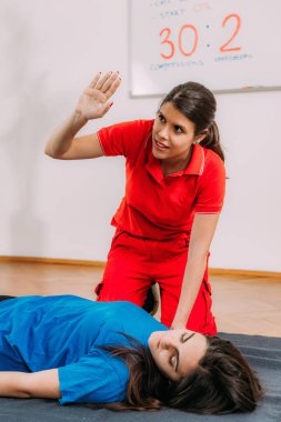 Kalp masajı eğitimi - kardiyopulmoner canlandırma kursu tanıtımı. Gerçekçi bir ortamda hayat kurtarma teknikleri.