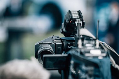 Canlı yayın. Bir basın toplantısında kamera.. 