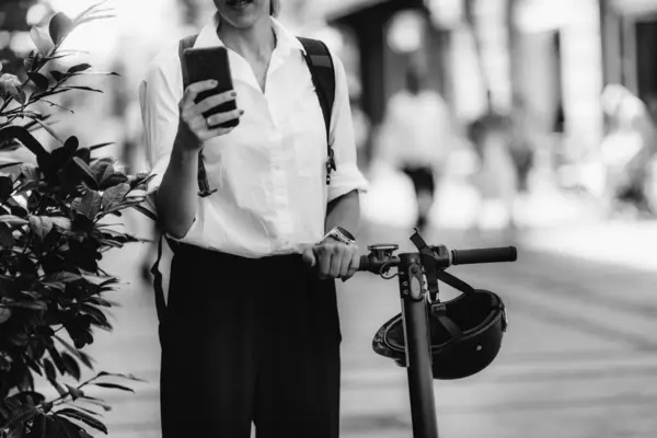 Bizneswoman Stojąc Korzystając Smartfona Skuterem Elektrycznym Obok Niej City — Zdjęcie stockowe