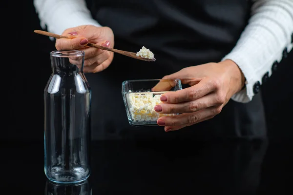 Vrouw Thuis Kefir Maken Probiotische Melkcultuur Kefir Korrels Met Een — Stockfoto