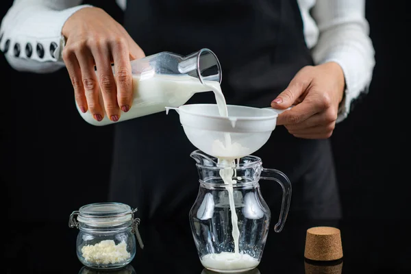 곡물과 스테이너를 우유를 집에서 Kefir를 만드는 — 스톡 사진