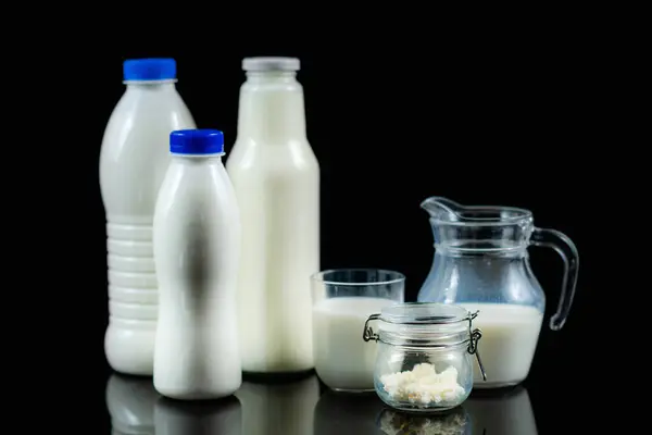 Fermente Edilmiş Probiyotik Süt Ürünleri Kefir Şişeleri Içer — Stok fotoğraf