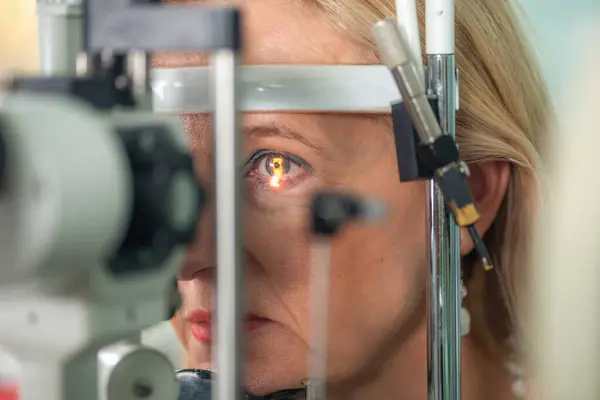Teste Pressão Ocular Com Tonometria Aplanação Atendimento Oftalmológico Profissional — Fotografia de Stock