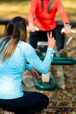 Kadınlar halka açık bir parkta egzersiz yapıyor.. 