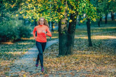 Sonbaharda Kamu Parkında Koşan Kadın.