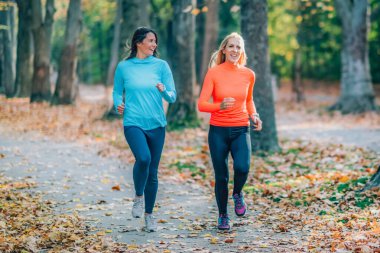 Sonbaharda Halk Parkı 'nda Koşu yapan İki Kadın.