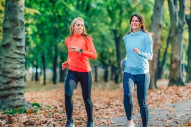 Sonbaharda Kamu Parkında Koşan Kadınlar.