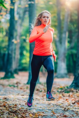 Sonbaharda Kamu Parkında Koşan Kadın.