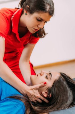 Kalp masajı eğitimi - kardiyopulmoner canlandırma kursu tanıtımı. Gerçekçi bir ortamda hayat kurtarma teknikleri.