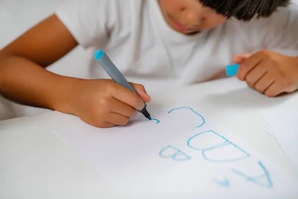Niño Preescolar Sentado Escritorio Escribiendo Cartas —  Fotos de Stock