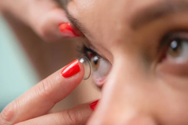 Fachkundiger Augenarzt Setzt Weiche Kontaktlinsen Für Verbessertes Sehen Und Patientenkomfort — Stockfoto