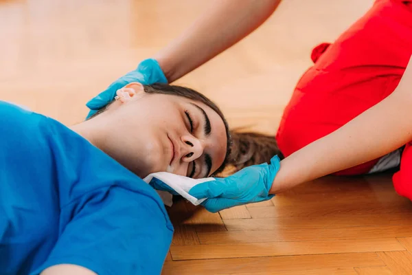 First Aid Skills Our Food Poisoning Demonstration Prepared Lives Emergencies — Stock Photo, Image