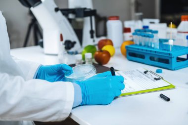 Mikrobiyoloji Laboratuvarında Gıda Kalite Değerlendirmesi, standart işletim prosedürünü izleyen mikrobiyolog doldurma formları 