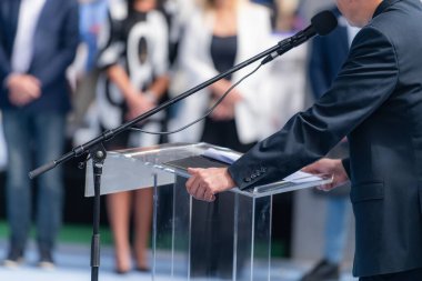 Siyasi bir adayla siyasi miting, etkileyici bir konuşmayla büyülenmiş bir izleyiciye hitap ediyor