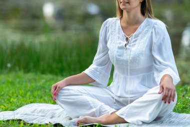 Kadın zarifçe yoga yapıyor, doğası gereği barış ve sükunetle dolu.
