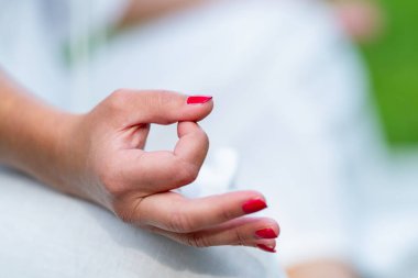 Detaylı meditasyon anındaki farkındalık. Meditasyon sırasında bir kadının elinin bu yakın çekimine odaklan, sakinliğin ve içselliğin özünü yakala.