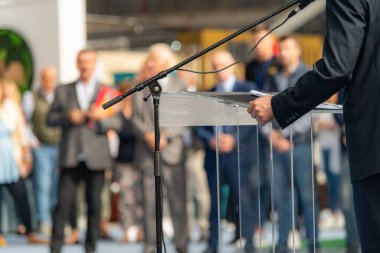 Siyasi bir adayla siyasi miting, etkileyici bir konuşmayla büyülenmiş bir izleyiciye hitap ediyor