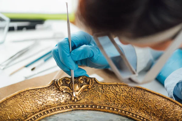 Mujer Ornamentado Chapado Oro Marco Restauración — Foto de Stock